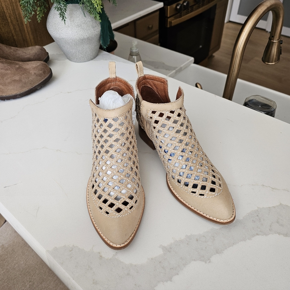 Jeffrey Campbell Anthropologie Taggart Tan Beige Cutout Booties Ankle Boots - Picture 14 of 14